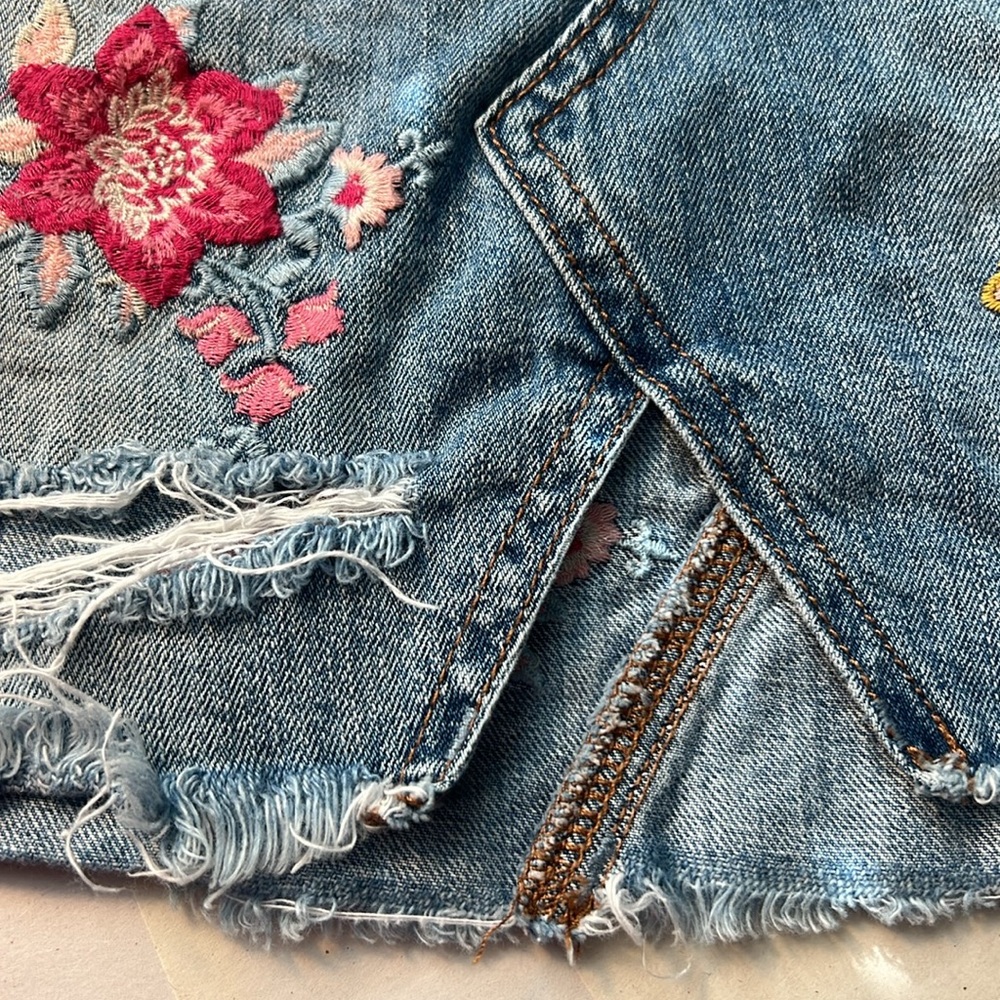 AEO Embroidered Denim Mini Skirt - size 4 - Picture 7 of 9